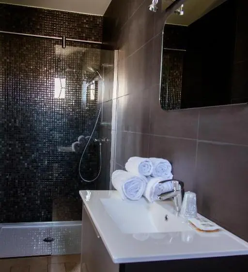 اتاق سوپریور سه تخته, Hôtel Le Mistral