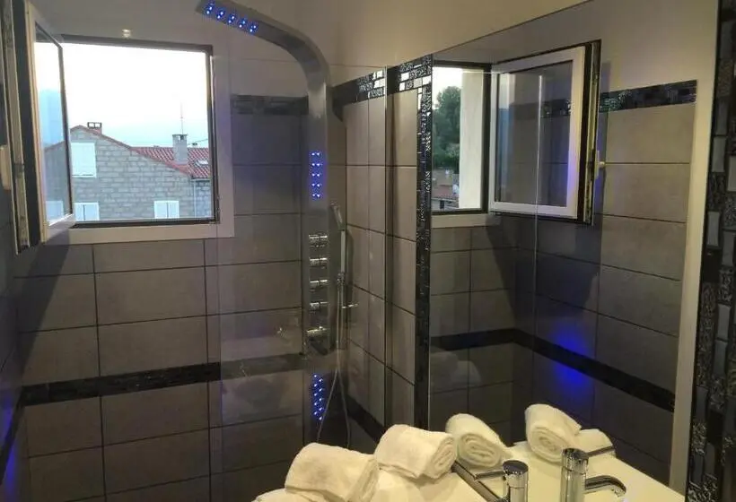 اتاق سوپریور چهار تخته, Hôtel Le Mistral