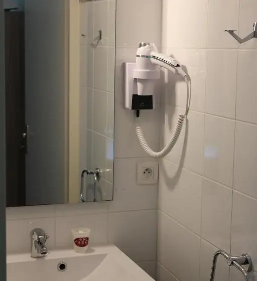 Standard Neljän Hengen Huone, Du Centre