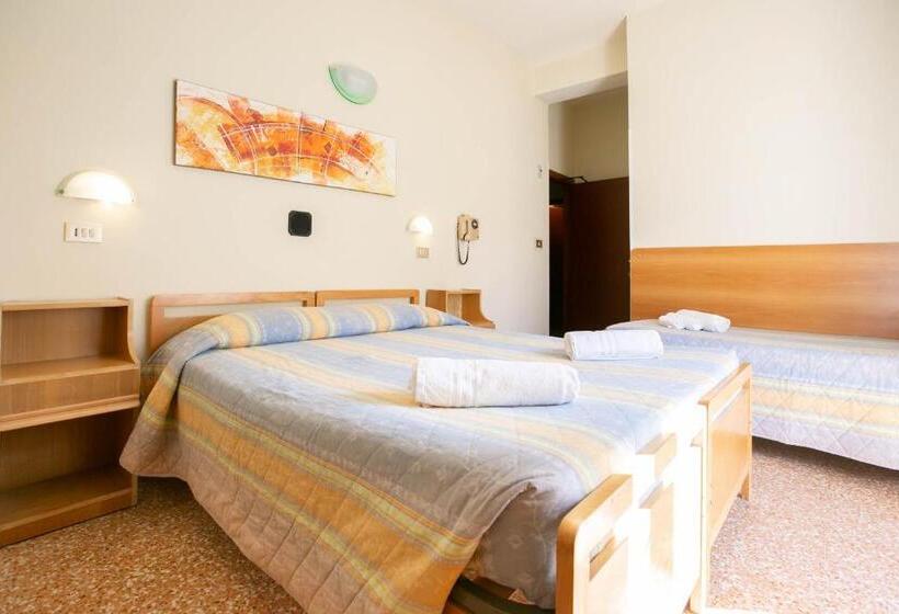 اتاق استاندارد سه تخته با بالکن, Ischia