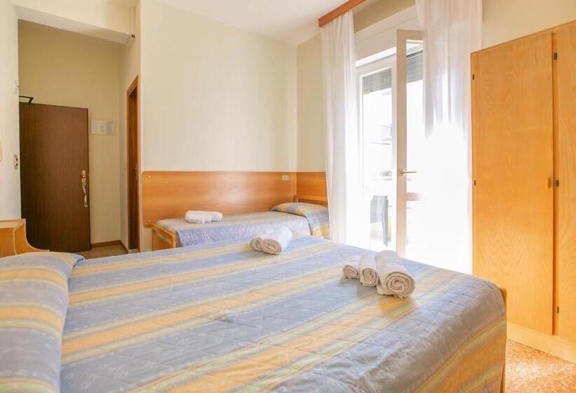 اتاق استاندارد سه تخته با بالکن, Ischia