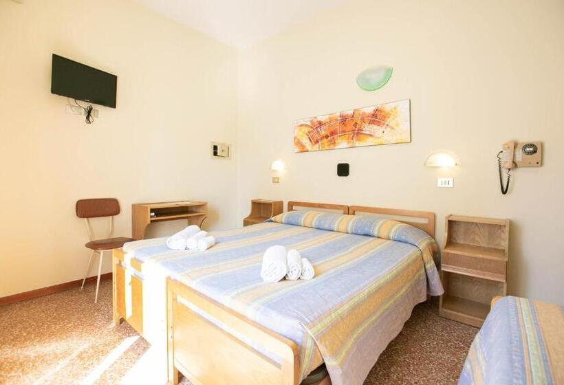 اتاق استاندارد سه تخته با بالکن, Ischia