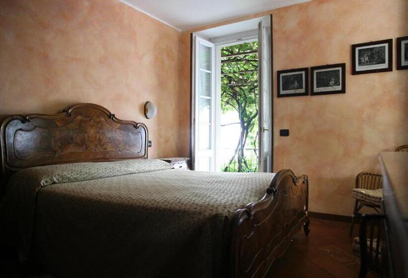 Superior room with lake view, Locanda La Pergola