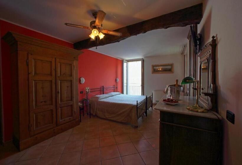 Superior room with lake view, Locanda La Pergola