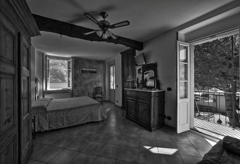 Superior room with lake view, Locanda La Pergola