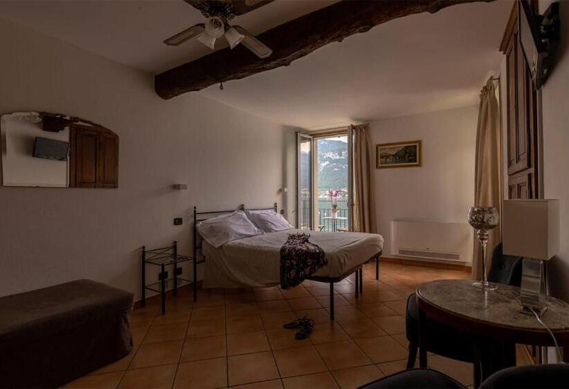 Superior room with lake view, Locanda La Pergola