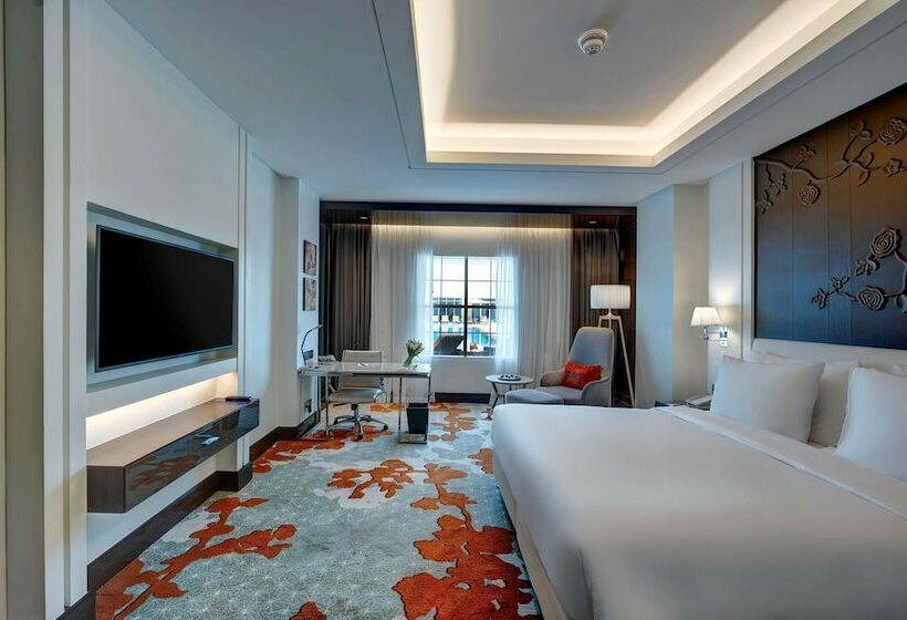 풀전망 이그제큐티브 룸, Radisson Blu Hotel, Ajman