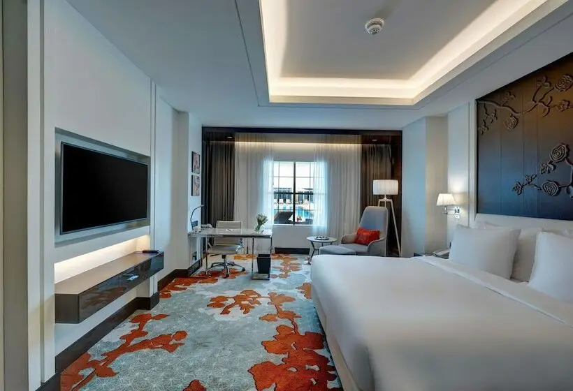 اتاق استاندارد با چشم‌انداز استخر, Radisson Blu Hotel, Ajman