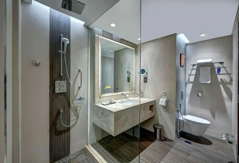 اتاق استاندارد با چشم‌انداز استخر, Radisson Blu Hotel, Ajman