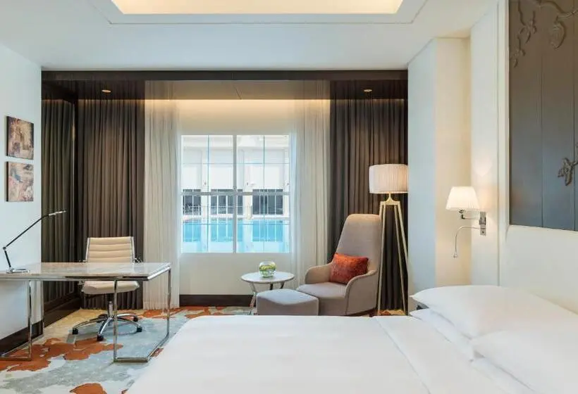 اتاق استاندارد با چشم‌انداز استخر, Radisson Blu Hotel, Ajman