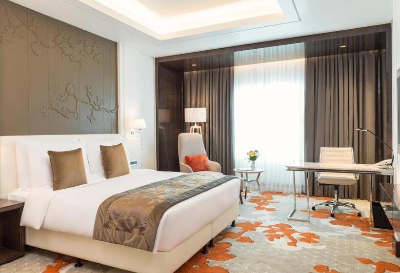 풀전망 이그제큐티브 룸, Radisson Blu Hotel, Ajman