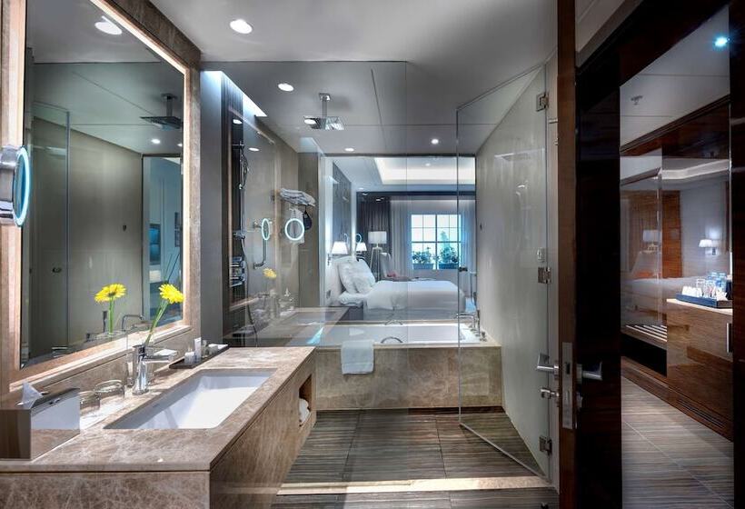 풀전망 이그제큐티브 룸, Radisson Blu Hotel, Ajman