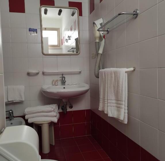 标准三人间, Villa Mirella