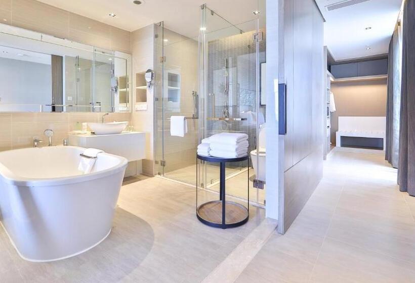 سوئیت با تخت بزرگ, Holiday Inn & Suites Rayong City Centre, An Ihg