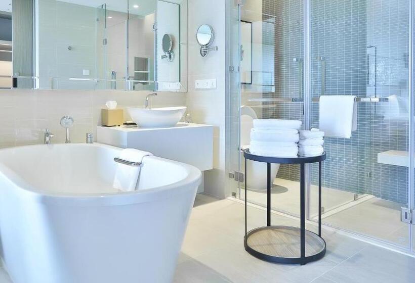 سوئیت با تخت بزرگ, Holiday Inn & Suites Rayong City Centre, An Ihg