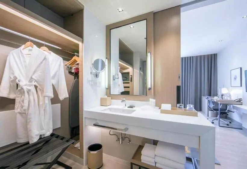 اتاق استاندارد با چشم‌انداز کوهستان, Holiday Inn & Suites Rayong City Centre, An Ihg