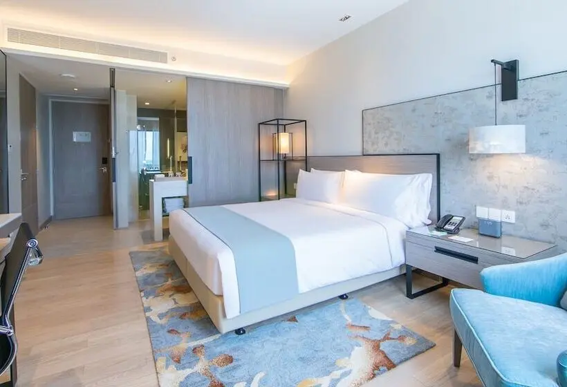 اتاق استاندارد با چشم‌انداز کوهستان, Holiday Inn & Suites Rayong City Centre, An Ihg