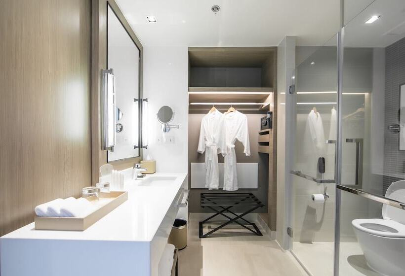 اتاق استاندارد با چشم‌انداز کوهستان, Holiday Inn & Suites Rayong City Centre, An Ihg