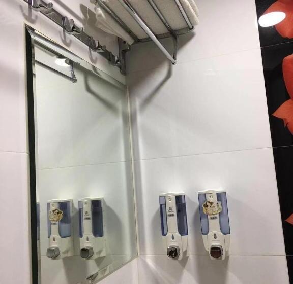 اتاق استاندارد یک نفره, Hang Ho Hostel