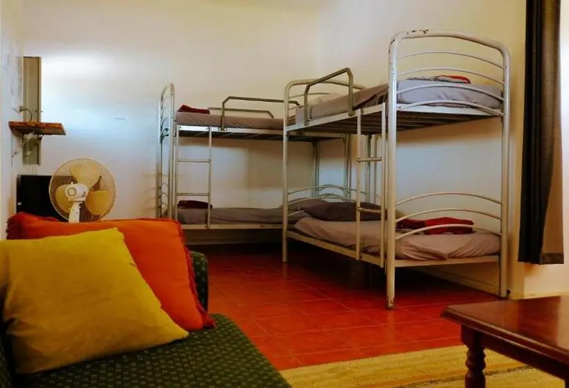 ファミリールーム, Backpackers At 1770