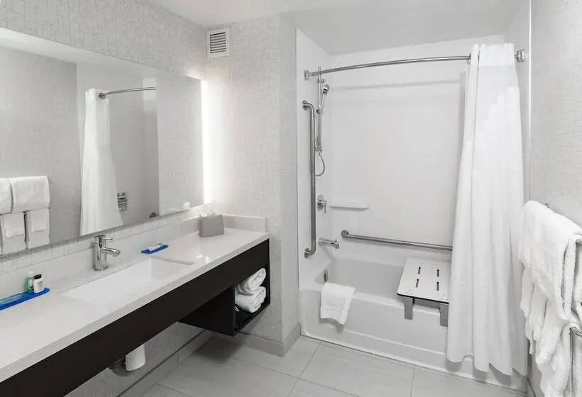 身障者適用スイートルーム, Holiday Inn Express & Suites   Saskatoon East   University, An Ihg