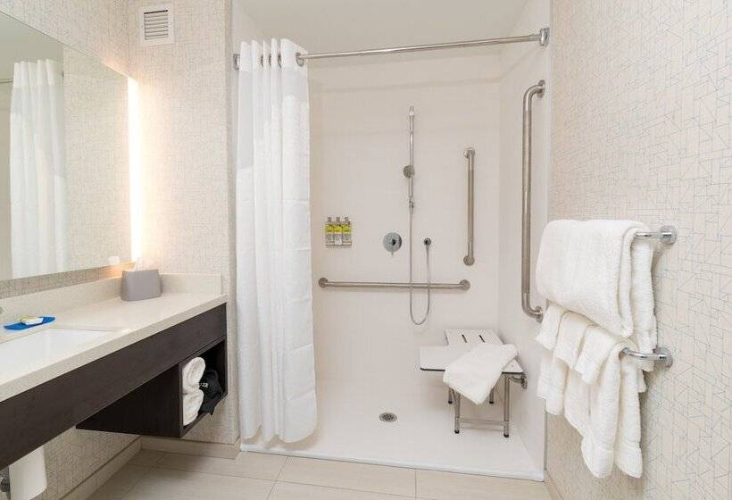 장애인을 위한 스위트, Holiday Inn Express & Suites   Saskatoon East   University, An Ihg