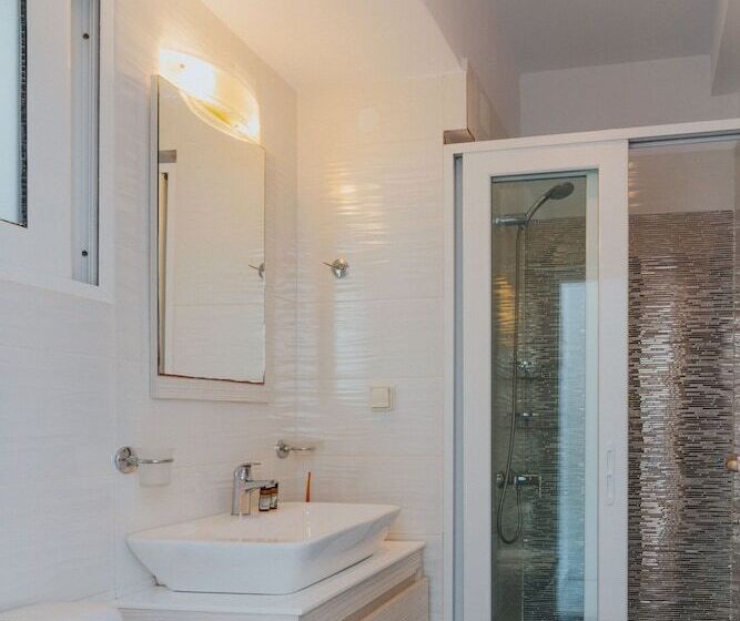 Deluxe Studio, Vithos Apart