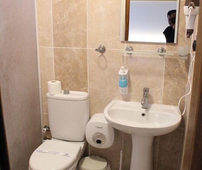 标准三人间, Grand Ece