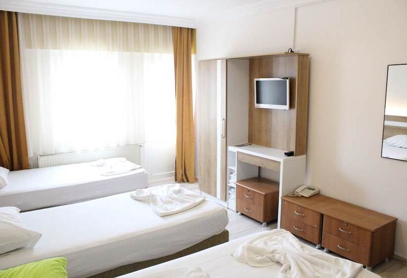 标准三人间, Grand Ece