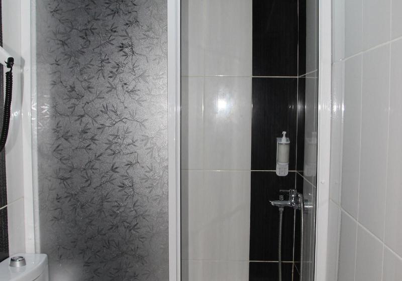 四人标准间, Grand Ece