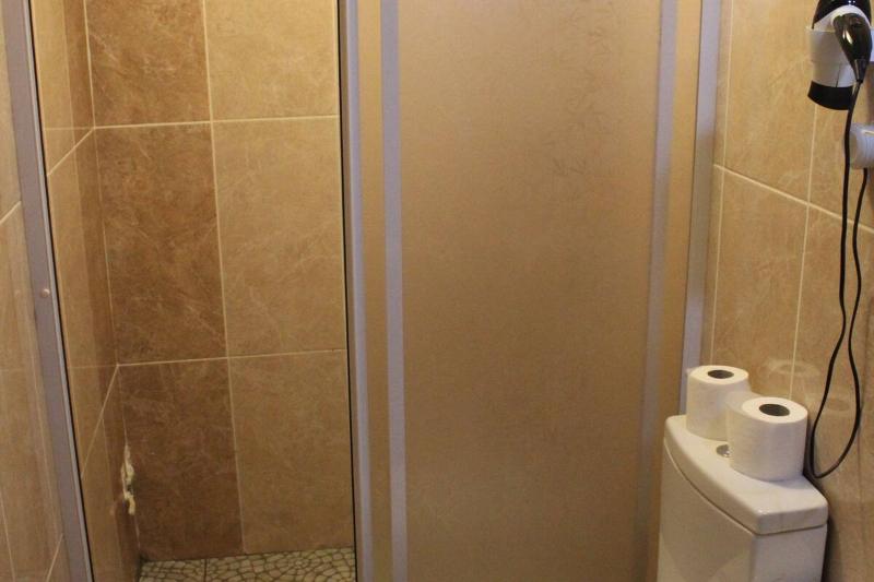 四人标准间, Grand Ece