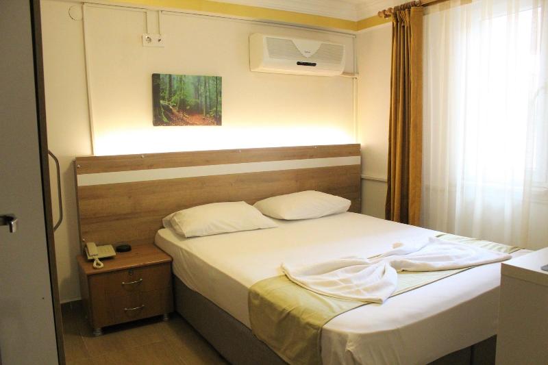 标准单人间, Grand Ece