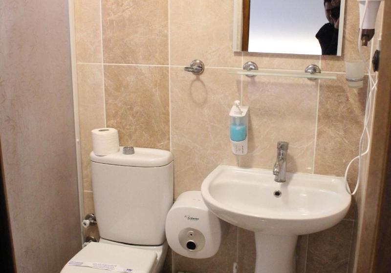 标准三人间, Grand Ece