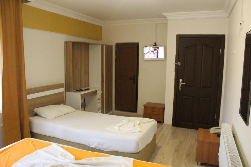 标准三人间, Grand Ece