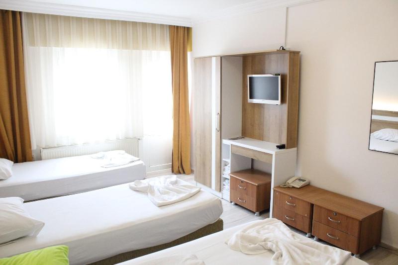 标准三人间, Grand Ece