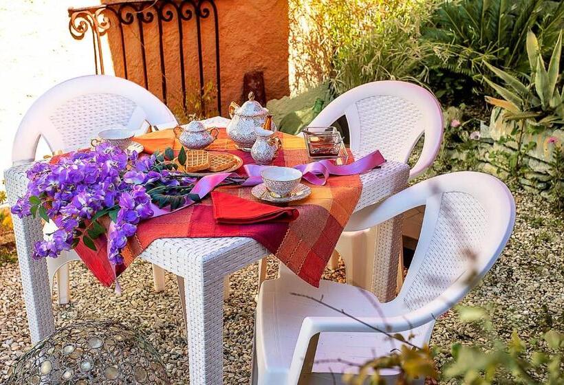 اتاق استاندارد سه تخته با چشم‌انداز باغ, B&b Glicine