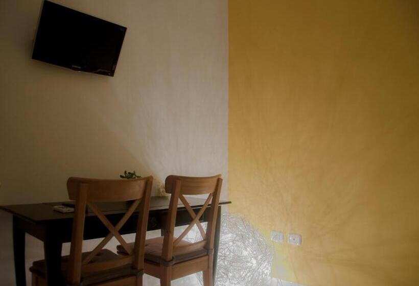 اتاق خانوادگی, B&b Le Comari Salentine