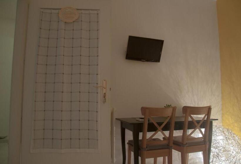 اتاق خانوادگی, B&b Le Comari Salentine