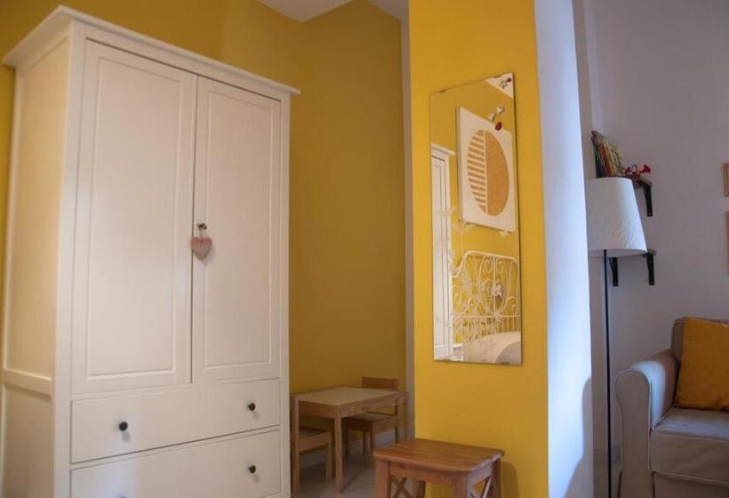 اتاق خانوادگی, B&b Le Comari Salentine