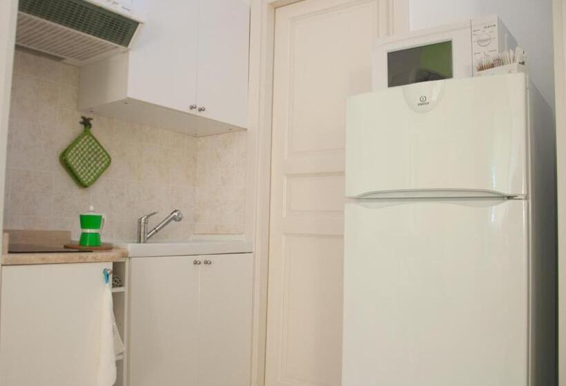 اتاق خانوادگی, B&b Le Comari Salentine