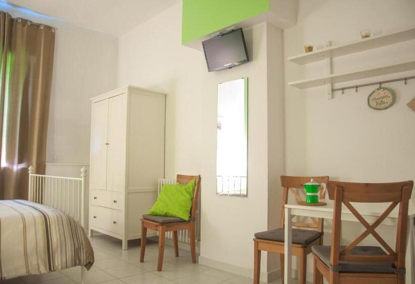 اتاق خانوادگی, B&b Le Comari Salentine