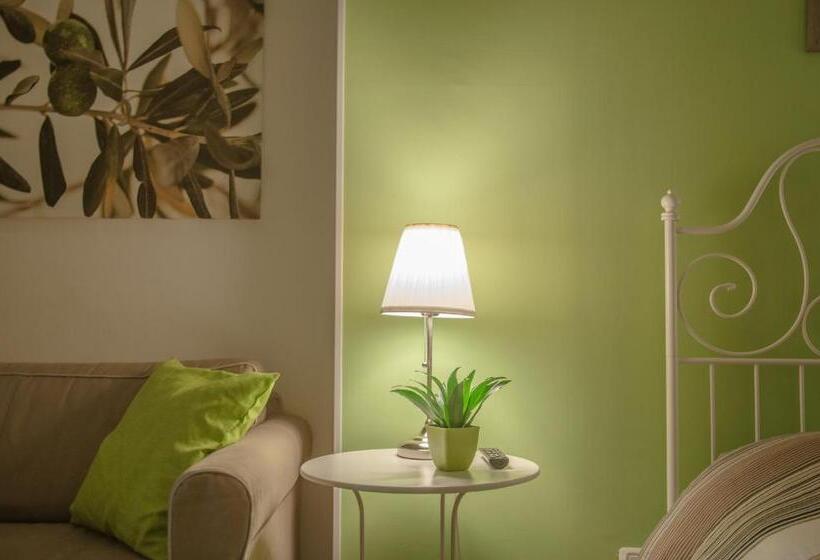 اتاق خانوادگی, B&b Le Comari Salentine