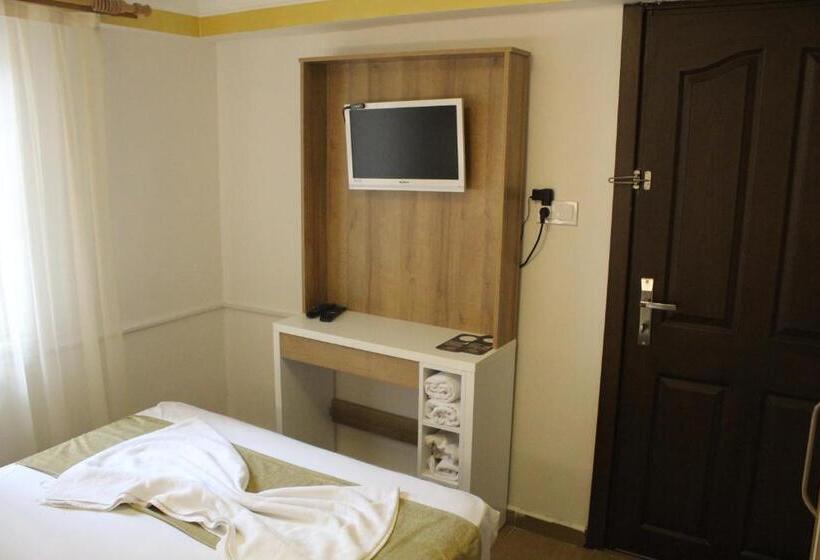 标准单人间, Grand Ece