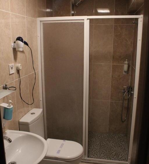 标准单人间, Grand Ece