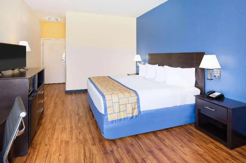キングサイズベッドのスイートルーム, Mainstay Suites Hackberry Sportsman's Lodge