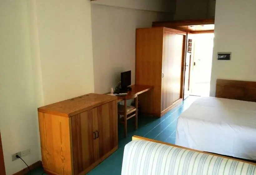 スタンダード４人部屋, Kyrie Isole Tremiti