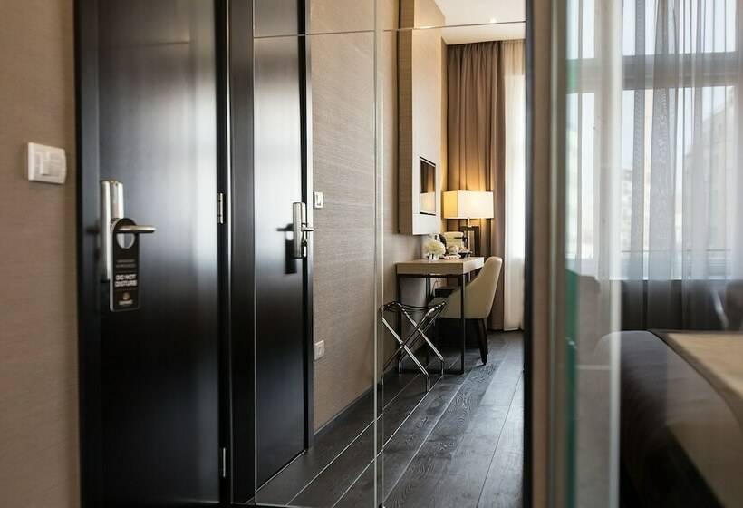 سوییت جونیور, Dominic Smart & Luxury Suites  Republic Square