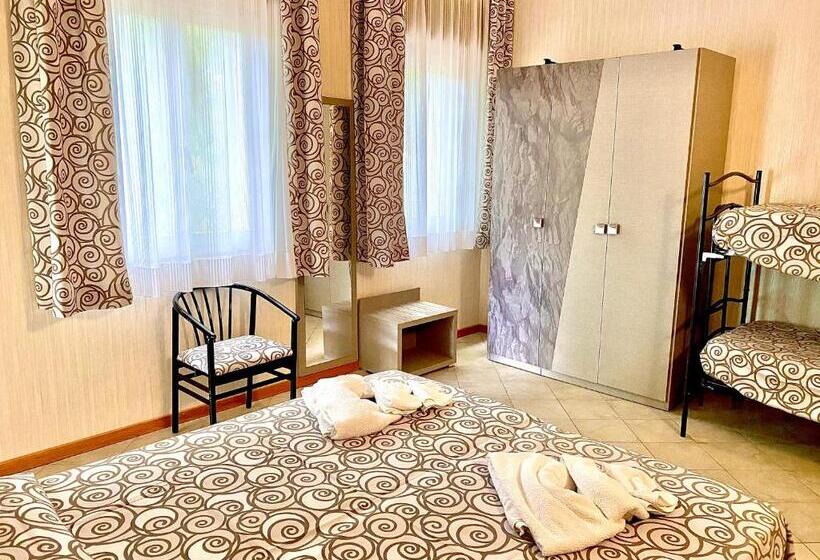 חדר לארבעה סטנדרטי עם מרפסת, Amico