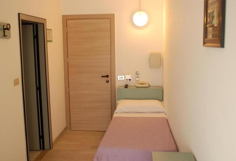 バルコニー付きシングルスタンダードルーム, Caravelle