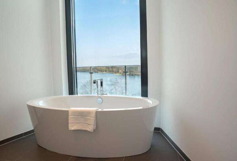 Люкс с Балконом, Courtyard By Marriott Wolfsburg